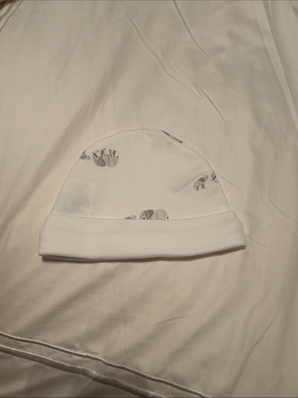 ✨BRAND NEW✨ WHITE & GRAY ELEPHANT PRINT 0-3 MONTHS HAT